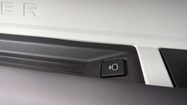 Land Rover Defender 3.0 D250 X-Dynamic HSE 90 3dr Auto Diesel Estate